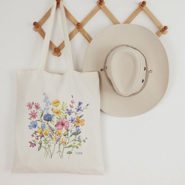 Trendfarbige Wildblumen mit Monogramm Tragetasche (A trendy, boho tote bag she'll love. A bouquet of colorful wildflowers with her monogram or initials)
