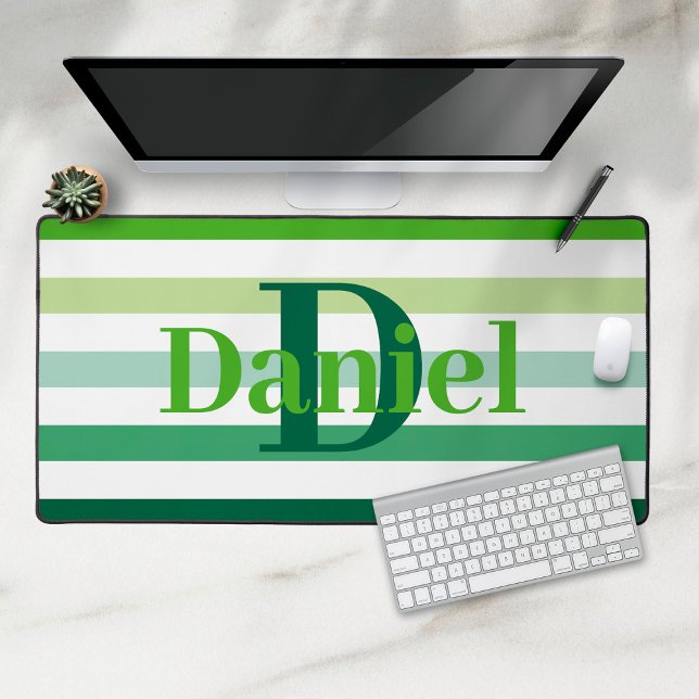 Trendgrüne Streifen Monogramm Schreibtischunterlage (stripes in green and white with monogram and name desk mat.)