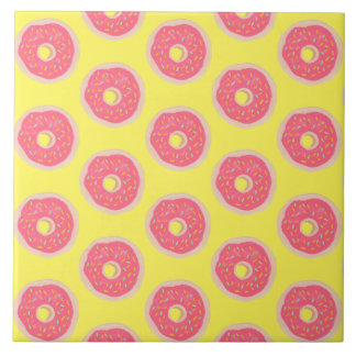 Trendige rosa Sprinkles-Donuts Lustiges Muster Fliese