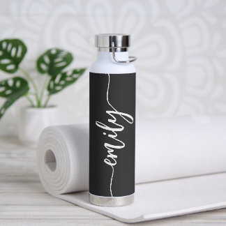 Trendige Schwarz-Weiß-Kalligrafie-Name Trinkflasche