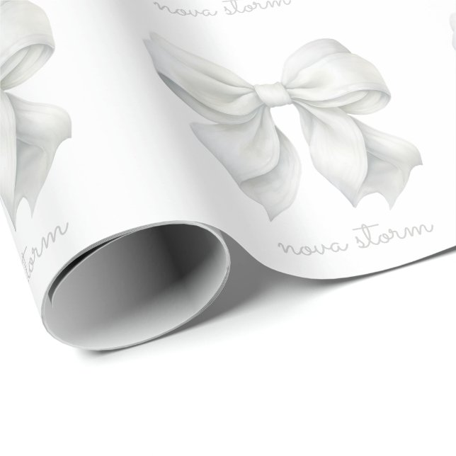 Trendige weiße Schleife personalisiert mit Namen M Geschenkpapier (Rolleneckpunkt)