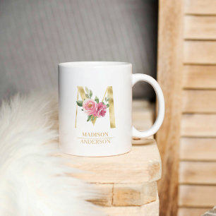 Trendiger goldener Wasserfarben-Blumenbuchstabe M  Kaffeetasse