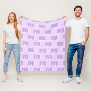Trendiger lila personalisierter Anfangsbuchstabe Fleecedecke