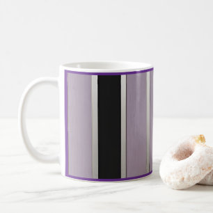 Trendiger lila und schwarzer Streifen mit silberne Kaffeetasse
