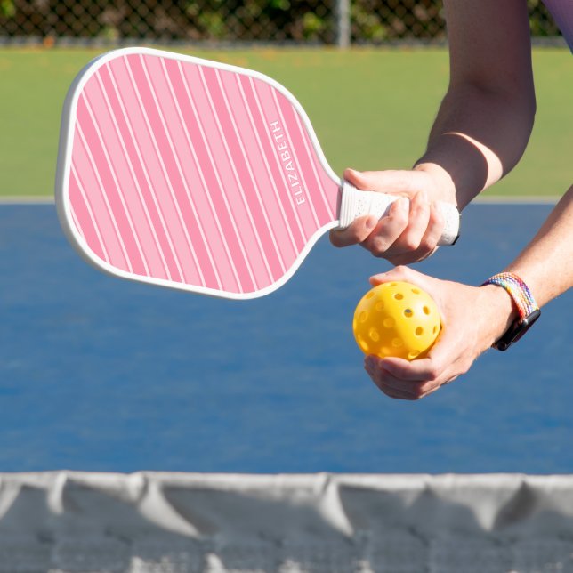 Trendiger moderner Monogramm-Name Rosa gestreift Pickleball Schläger (InSitu)