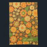 Trendiger Retro-Muster-Individuelle Name Geschirrtuch<br><div class="desc">Ein gewagtes, blumengeschmücktes Design mit farbenfrohen Farbtönen wie Gold, Orange und Grün, mit einem unterhaltsamen Farbblock, um Ihren Namen oder jeden Text hinzuzufügen. Die verrückte Blume hat eine Vielzahl von Farben. Sie können einen Namen, ein Monogramm oder einen anderen benutzerdefinierten Text hinzufügen. Wenn Sie die Kunst verschieben möchten, klicken Sie...</div>