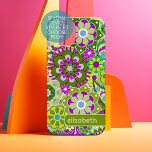 Trendiger Retro-Muster-individuelle Name iPhone 15 Hülle<br><div class="desc">Ein gewagtes, blumengeschmücktes Design mit farbenfrohen Farbtönen lila und grün, mit einem lustigen Farbblock, um Ihren Namen oder Text hinzuzufügen. Die verrückte Blume hat eine Vielzahl von Farben. Sie können einen Namen, ein Monogramm oder einen anderen benutzerdefinierten Text hinzufügen. Wenn Sie die Kunst verschieben möchten, klicken Sie auf die Schaltfläche...</div>