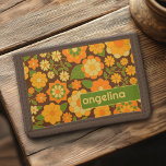 Trendiger Retro-Muster-Individuelle Name Tri-fold Geldbeutel<br><div class="desc">Ein gewagtes, blumengeschmücktes Design mit farbenfrohen Farbtönen wie Gold, Orange und Grün, mit einem unterhaltsamen Farbblock, um Ihren Namen oder jeden Text hinzuzufügen. Die verrückte Blume hat eine Vielzahl von Farben. Sie können einen Namen, ein Monogramm oder einen anderen benutzerdefinierten Text hinzufügen. Wenn Sie die Kunst verschieben möchten, klicken Sie...</div>