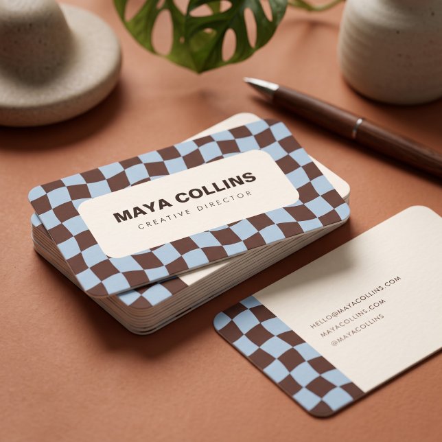 Trendiges Blau Braun Wellige Karomuster Visitenkarte (Simulated business cards on table)