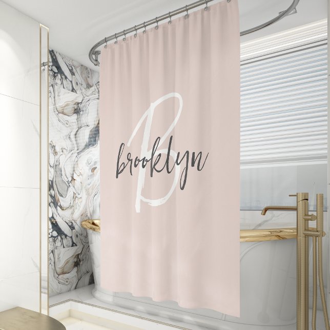 Trendiges Blush Rosa Grau Skript Monogramm Name Duschvorhang (Von Creator hochgeladen)