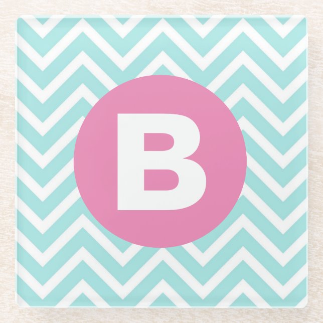 Trendiges Hellblau-Chevron-Rosa-Monogramm Glasuntersetzer (Vorderseite)