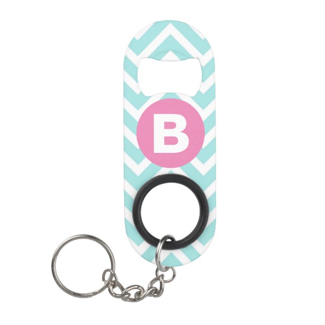 Trendiges Hellblau-Chevron-Rosa-Monogramm Mini Flaschenöffner (Vorderseite)