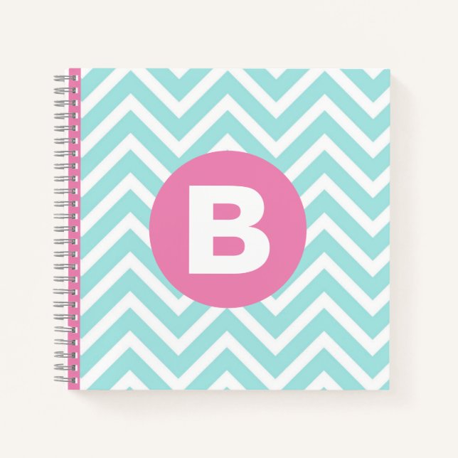 Trendiges Hellblau-Chevron-Rosa-Monogramm Notizbuch (Vorderseite)