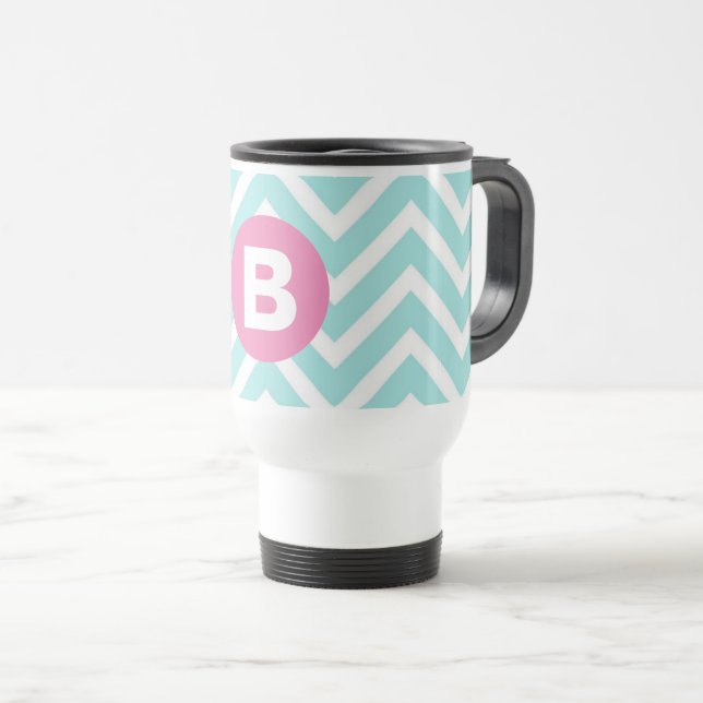 Trendiges Hellblau-Chevron-Rosa-Monogramm Reisebecher (VorderseiteRechts)