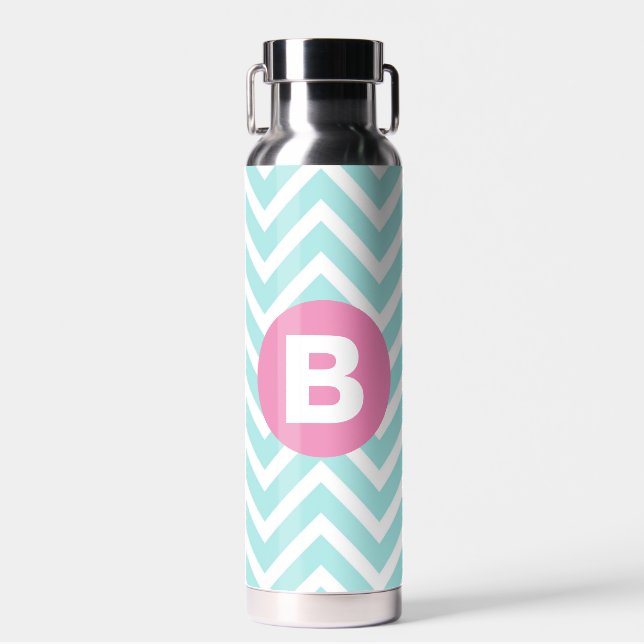 Trendiges Hellblau-Chevron-Rosa-Monogramm Trinkflasche (Vorne)