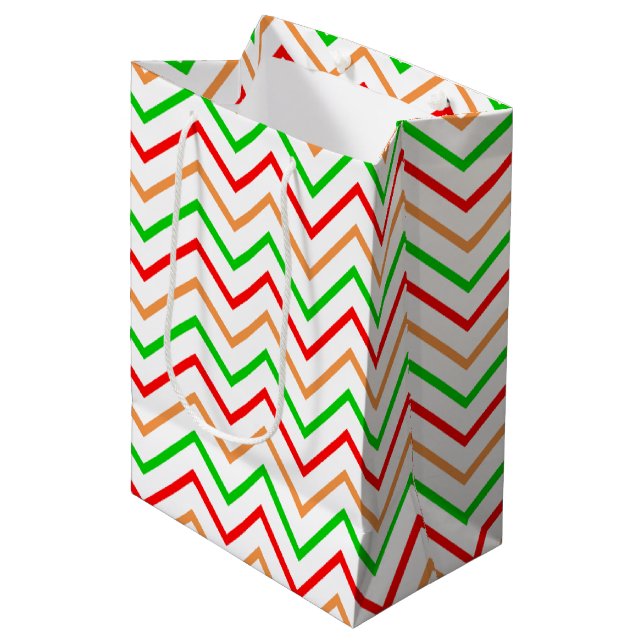 Trendiges helles Chevron-Muster Mittlere Geschenktüte (Vorderseite Schrägansicht)