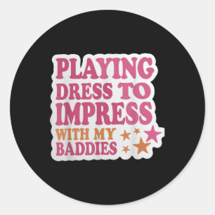 Trendiges Kleid, um mit meinen Baddies Shirt Meme Runder Aufkleber