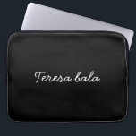 Trendiges Monogramm Moderne schwarze Schrift Namen Laptopschutzhülle<br><div class="desc">Fügen Sie mit diesem trendigen Monogramm-Design in moderner schwarzer Schrift einen schlanken persönlichen Touch hinzu. Perfekt für die Anpassung an jeden Namen oder Initialen,  ist dieser minimalistische Stil ideal für Geschenke oder den täglichen Gebrauch. Eine schicke,  stilvolle und professionelle Personalisierung für jeden,  der ein sauberes modernes Aussehen liebt.</div>