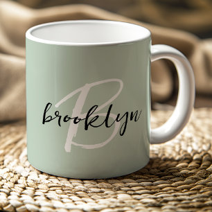 Trendiges Salbeigrün Schwarz Weiß Script Monogramm Kaffeetasse