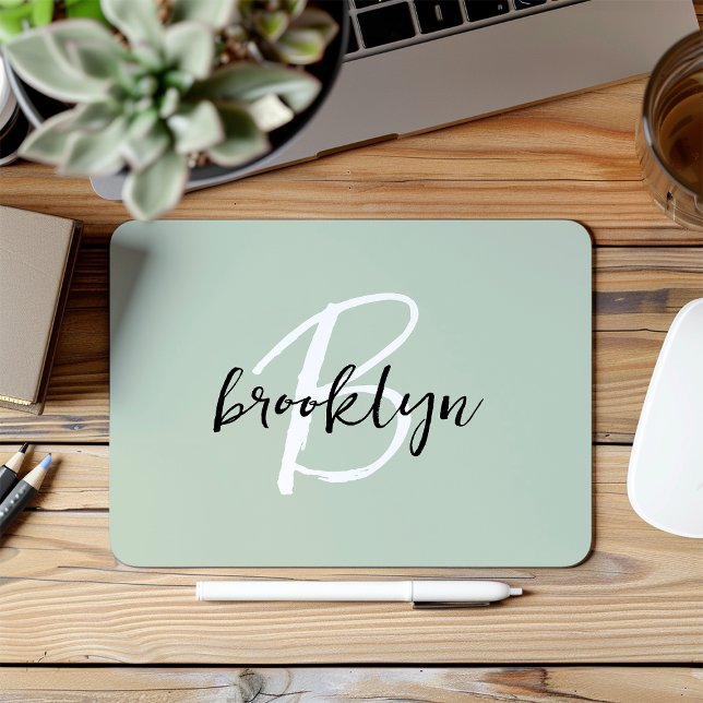Trendiges Salbeigrün Schwarz Weiß Script Monogramm Mousepad (Von Creator hochgeladen)