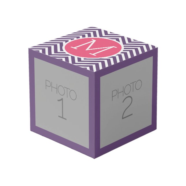 Trendiges Zickzack Muster mit Monogram - Pink Lila Würfel (Vorderseite Schrägansicht)