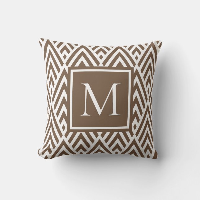 Trendmedium braune Monogramm-Arrow-Diamantmuster Kissen (Vorderseite)