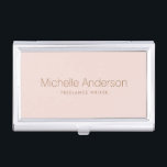 Trendrosa personalisierter Name Visitenkarten Dose<br><div class="desc">Eleganter Visitenkartenhalter mit Namen und Titel auf einem rot-rosa Hintergrund. Teil eines Set mit der Koordinierung von Bürobedarf und Geschäftsausstattung.</div>
