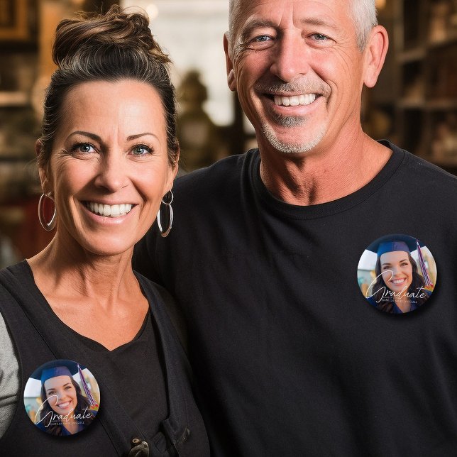 Trendy 2023 Abschluss Foto Weißes Skript benutzerd Button (Von Creator hochgeladen)