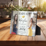 Trendy 2 Foto Abschluss, Name & Quote - Keepake Fotoplatte<br><div class="desc">Erstellen Sie eine trendige 2-Foto-Collage Ihrer Lieblingsfotos des Absolventen, um ihre Errungenschaften auf dieser Foto-Display-Plakette zu gedenken. Mit einem Imitat Gold-Mörtel (Graduierungspapier), Name, Klasse Jahr, Studienort und inspirierendes Zitat. Alle Texte können einfach mit der bereitgestellten Vorlage angepasst werden. Dies ist ein perfektes Geschenk, um diese Erinnerungen zu begleiten, während sie...</div>