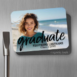 Trendy-Abschluss-Foto mit gebürsteten Buchstaben Magnet<br><div class="desc">Fügen Sie 2020,  2021 oder jedes Jahr zu diesem skurrilen Design. Dieses kann für jeden Absolventen oder Wiedersehen verwendet werden - High School,  Uni,  Graduate School,  Krankenpflege,  med school oder sogar Fachschule.</div>