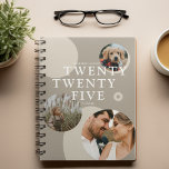 Trendy Abstrakt Foto Collage 2025 Planer<br><div class="desc">Erstellen Sie Ihren eigenen personalisierten Planer für 2025. Design bietet eine abstrakte Collage aus Foto mit 3 Bildern Ihrer Wahl,  kreisförmigen Formen,  dem Jahr in Schrift und Name.</div>