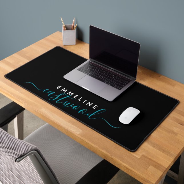 Trendy Aquamarin Script Monogram auf Black Schreibtischunterlage (Büro 2)