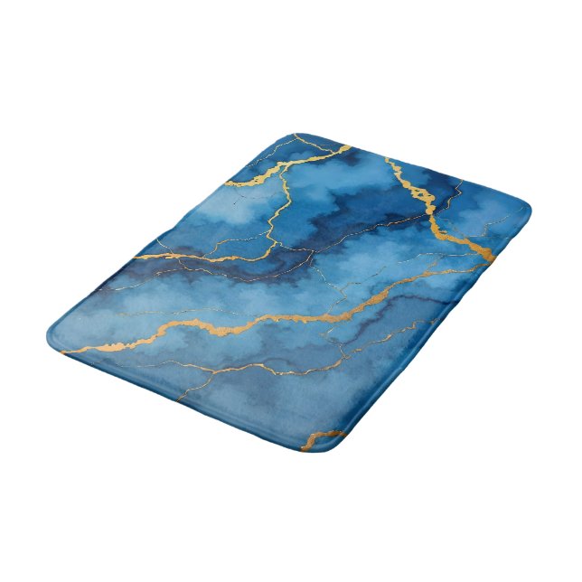 Trendy Azure Blue Gold Marble Collection Badematte (Schrägansicht)