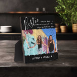 Trendy Bestie Quote Foto Personalisierte BESTE FRE Fotoplatte<br><div class="desc">Moderne Freundschafts-Foto-Plakette mit dem Titel 'Bestie' in elegantem Kalligrafieschrift-Text, ein schönes Freundschaftszitat, das lautet: 'Ich bin vielleicht nicht immer bei dir, aber ich werde immer für dich da sein', das individuell angepasst werden kann, ein Foto von dir und deine BESTE FREUNDIN auf einem schwarzen Hintergrund mit gezungerten Randüberlagerungen und deinen...</div>