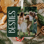 Trendy BESTIES Foto & Quote - Geschenk behalten Ornament Aus Metall<br><div class="desc">Dieses trendige Foto-Sake-Ornament ist das ideale Geschenk für besondere Freunde in dieser Ferienzeit! Design bietet ein Foto Ihrer Wahl, die lustige Typografie BESTIES und ein schönes Best-friend-Sentiment-Zitat auf der Rückseite, als behalten oder personalisiert werden können, um dieses Geschenk einzigartig zu machen. Der festlich dunkelgrüne Hintergrund kann in jede Farbe geändert...</div>