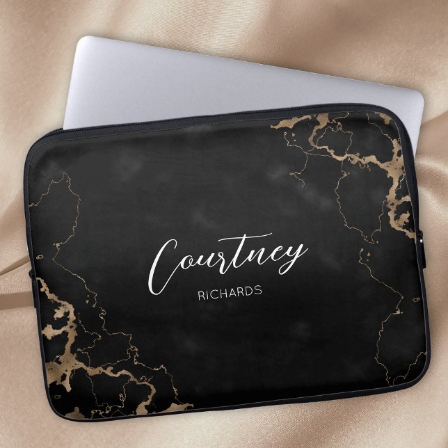 Trendy Black & Gold Marble Script Monogram Name Laptopschutzhülle (Black marble and gold glitter personalized laptop sleeve with space for your name or logo)
