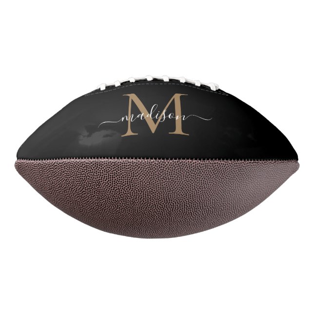 Trendy Black Gold Monogram Girly Feminine Script Football (Gedreht 270)