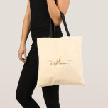 Trendy Black Gold Monogram Script Initials Name Tragetasche<br><div class="desc">Moderne, minimalistisch personalisierte Tasche mit einem handgeschriebenen, trendigen Script Monogramm oder Initialen und Namen in bearbeitbaren Schwarz- und Goldfarben für ein stilvolles oder elegantes berufliches Aussehen. HILFE: Für Hilfe bei der Modifizierung oder Personalisierung des Designs, bei Farbänderungen, bei der Größenänderung, bei der Übertragung des Designs auf ein anderes Produkt oder...</div>
