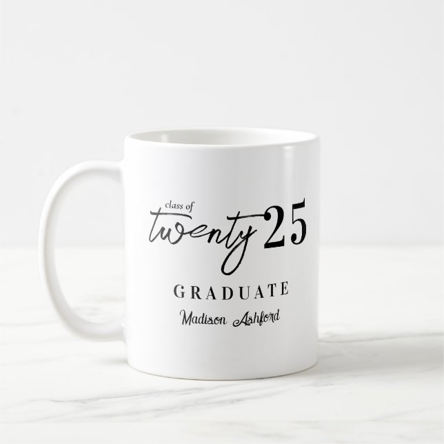 Trendy Black Script Typografy 2025 Abschluss Kaffeetasse (Links)