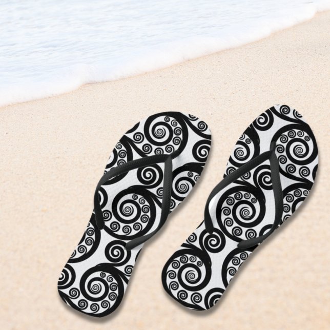 Trendy Black & White Curly Wirbel Flip Flops (Trendy Black & White Curly Swirl Flip Flops, Beach Shoes)
