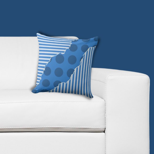 Trendy Blaue geometrische Streifen und Punkte Kissen (Trendy Blue Geometric Layered Stripes & Dots Throw Pillow)
