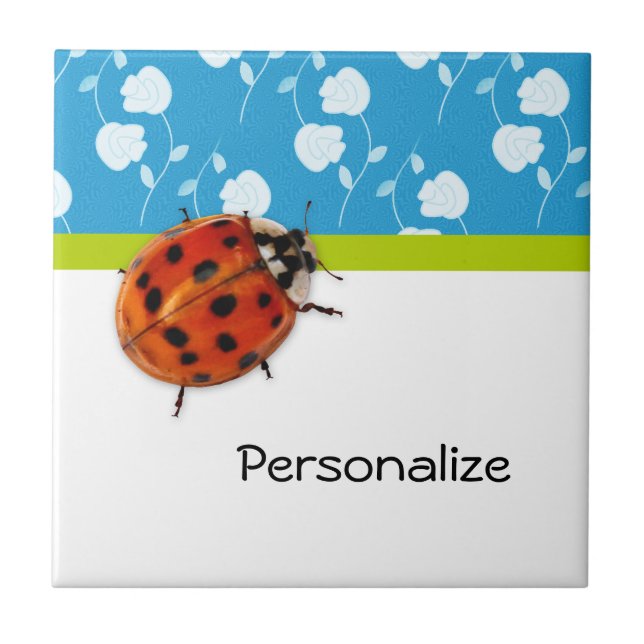 Trendy Blue Floral Ladybug mit Namen Fliese (Vorderseite)