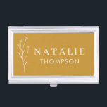 Trendy Boho Chic Minimalistisch Mustard Yellow Cus Visitenkarten Dose<br><div class="desc">Unser trendy Boho Chic Minimalistisch Mustard Yellow Custom Business Card Case, das perfekte Zubehör für das moderne berufliche. Dieses elegante und raffinierte Business-Card-Gehäuse mit elegantem Senfgelb und einer zarten, zeichnend Blume. Das minimalistische Design, ergänzt durch eine trendige Typografie, sorgt für ein elegantes und stilvolles Aussehen, das zeitlos und modern zugleich...</div>