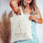 Trendy Boho Chic Terracotta Blume Personalisiert Tragetasche<br><div class="desc">Trendy Boho Chic Terracotta Blume Personalisiert Tote Bag, eine exquisite Mischung aus Eleganz und Funktionalität, zugeschnitten auf die moderne, stilvolle Frau. Diese überdimensionale Tasche ist mit einem wunderschön detaillierten Wildblume-Design in warmen Terrakottönen geschmückt, das die Essenz des böhmischen Chic einfängt. Diese Tasche wird personalisiert mit Ihrem Monogramm und Namen zu...</div>