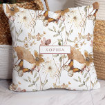 Trendy Boho neutrale Wildblumen im Herbst auf Weiß Kissen<br><div class="desc">Dieses trendige Kissen besticht durch ein hübsches,  rosa,  neutrales Herbstmuster mit Terrakotta und rot-rosa Wildblumen und grüne Blätter mit Schmetterlingen auf weißem Hintergrund. Personalisieren Sie Ihre Rose mit Ihrem Namen oder Monogramm in einer passenden Rosa Farbe.</div>