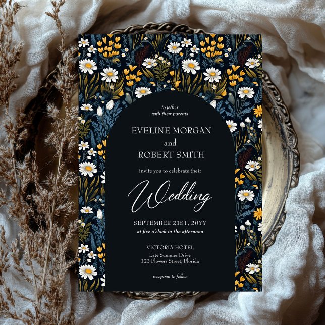 Trendy Boho white gibt wilde Blume Marinebarsch Einladung (Retro groovy flat wild flowers white daisies navy arch wedding invitation)