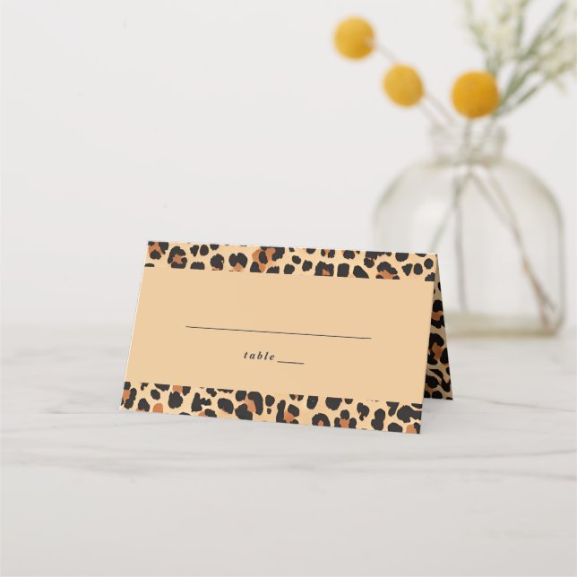Trendy Bold Brown und Beige Leopard Print Pattern Platzkarte (Vorderseite)