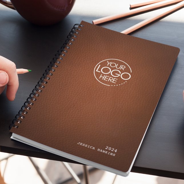 Trendy Brown Leather Modern Logo Weekly Planner Planer (Von Creator hochgeladen)