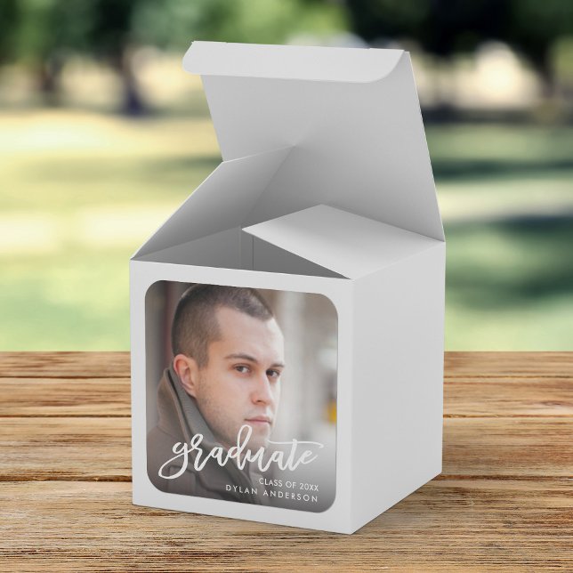 Trendy Brush Script Foto Graduate Abschluss Quadratischer Aufkleber (Von Creator hochgeladen)