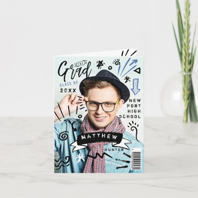 Trendy Doodle Sketch Magazine Cover Boy Grad Einladung (Vorderseite)